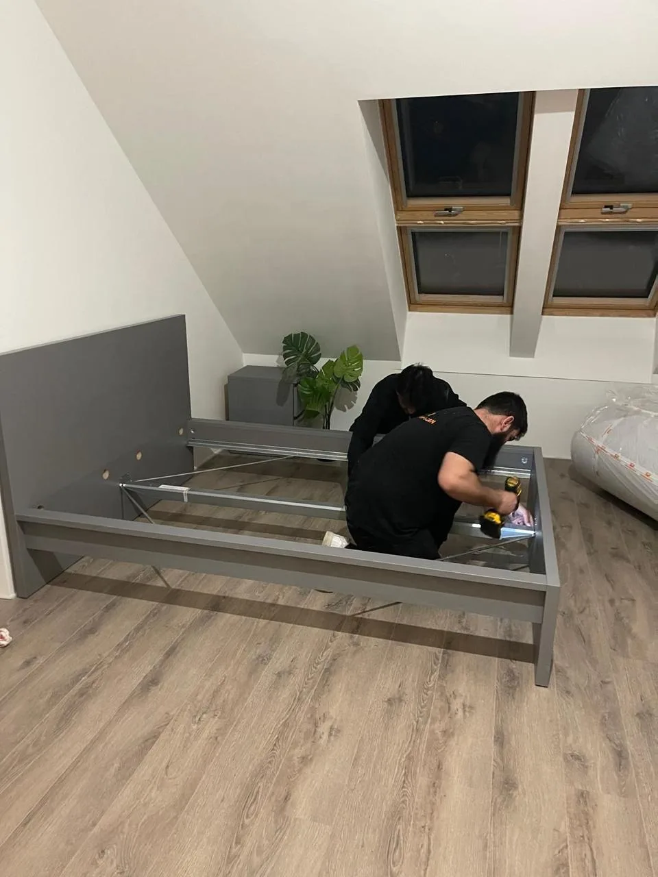Verhuizers monteren een bed op de nieuwe locatie