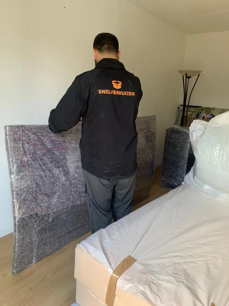 Verhuizer van SnelVerhuizen met ingepakt bed en matras